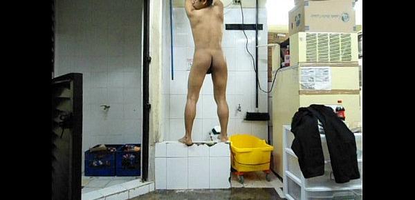  bañandome desnudo en la bodega.AVI